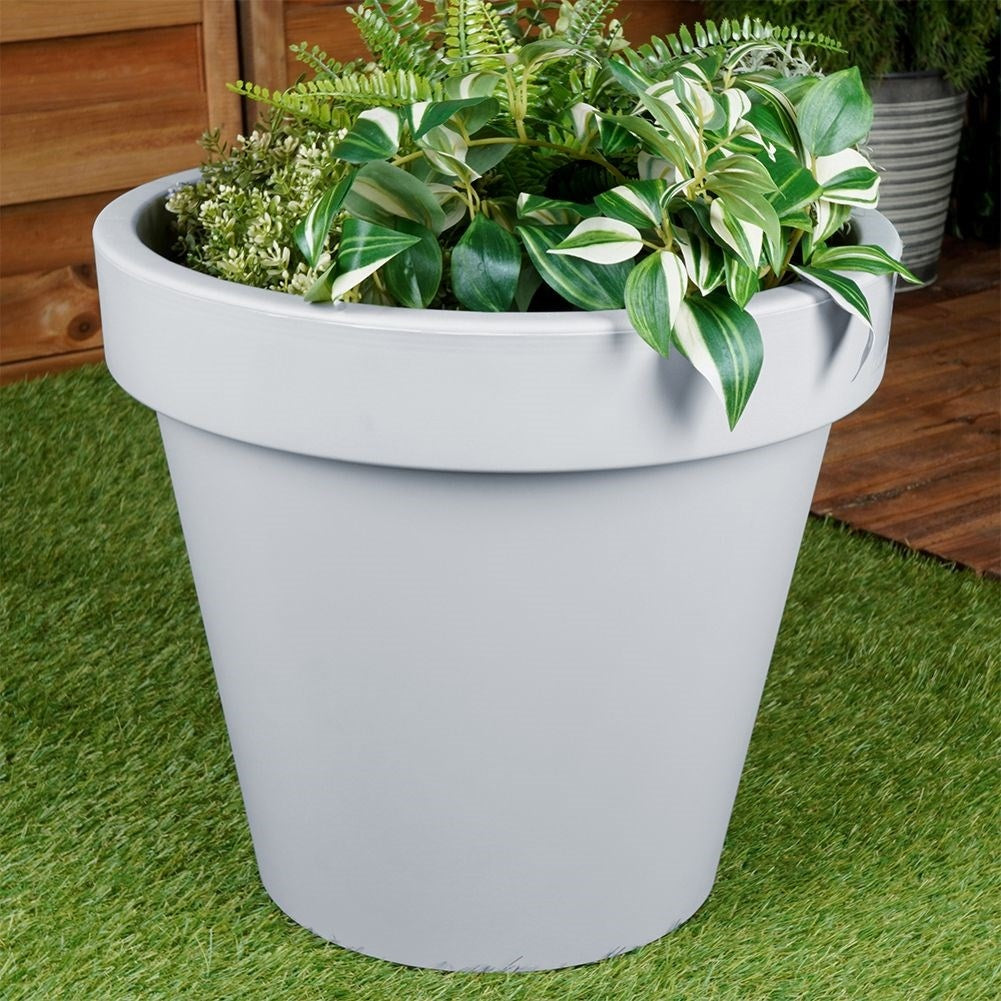 Weather-resistant light gray plastic pot for garden and terrace