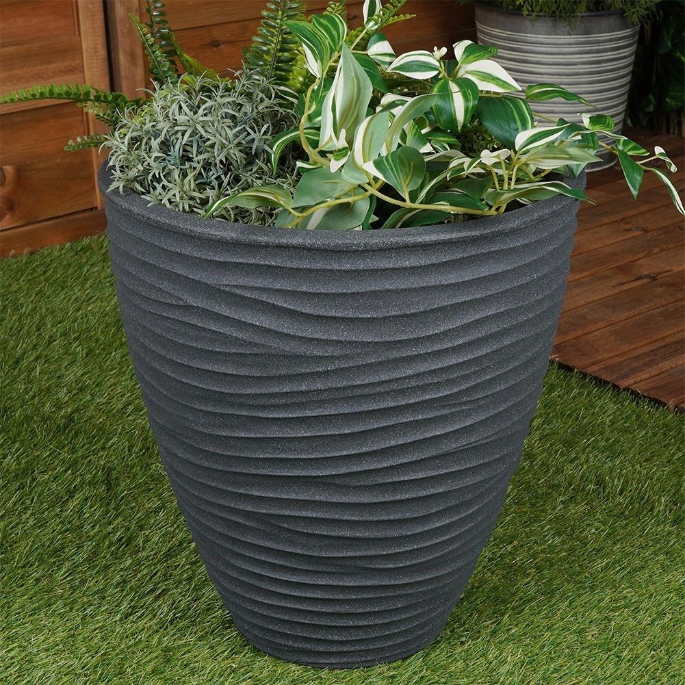 Weather-resistant plastic pot in stone imitation for garden