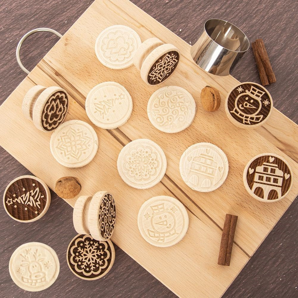 Wooden cake stamp with reindeer motif, 5.5 cm diameter
