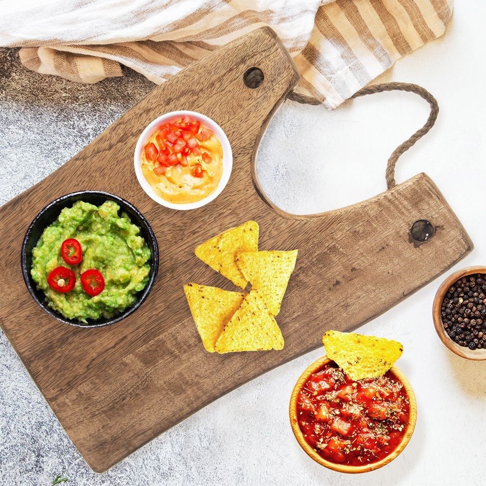 Wooden cutting board in Mango wood with practical jute cord