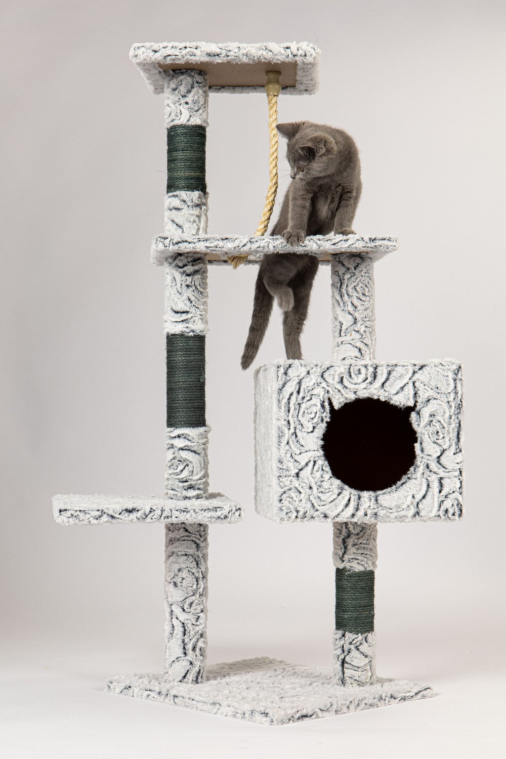 XXL Scratching post for a cat house tree bed